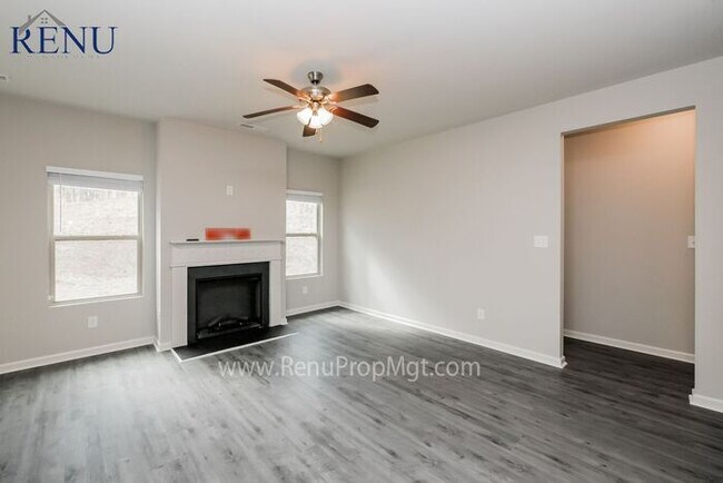 Building Photo - Now available 5 bedrooms 3 baths!