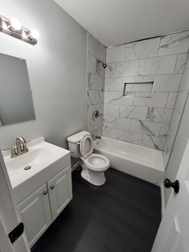 Main Bath - 3610 Springlake Dr