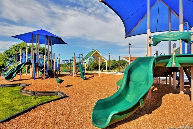 Foto del edificio - Move-In Ready 4-Bed, 2-Bath Home with Gran...