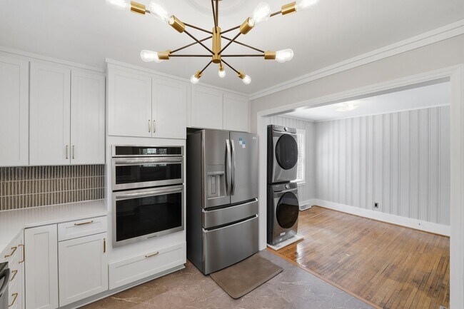 Foto del edificio - Charming 2BR Home with Modern Updates in Prime Charlotte Location