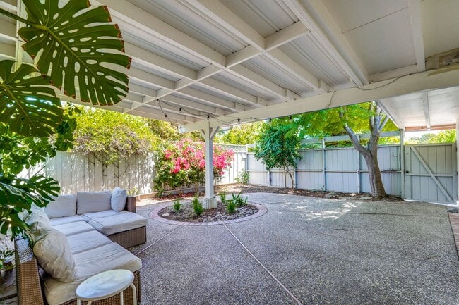 Building Photo - 3 Bed 2 Bath Mackay Home in Desirable Mont...