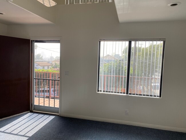 livingroom/balcony - 2225 Marathon St