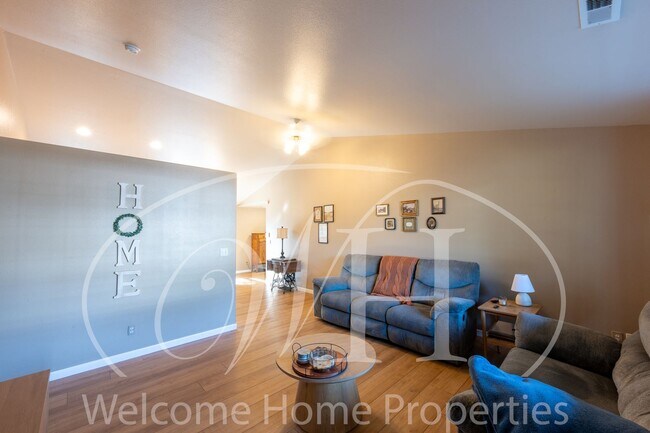 Building Photo - Conveniently Located 3 Bedroom Home with Fenced Yard & 2 Car Garage