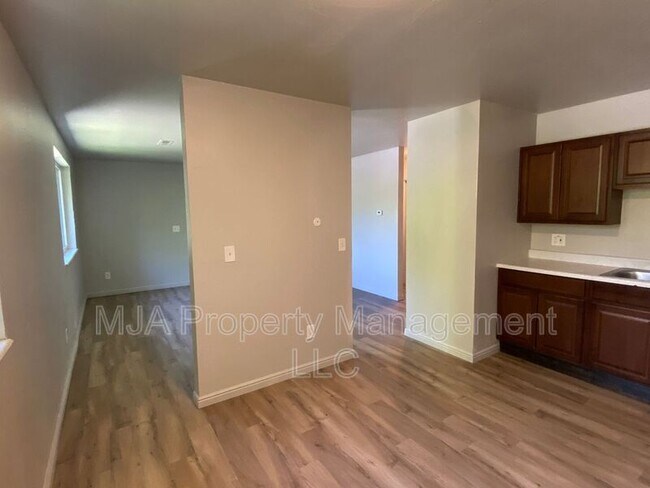 Foto del edificio - 2523 S Lakecrest Dr