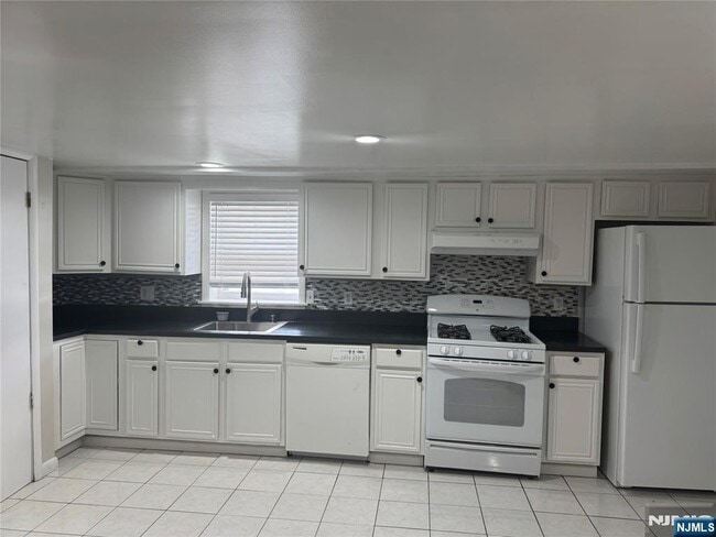 Building Photo - 171 Charles St