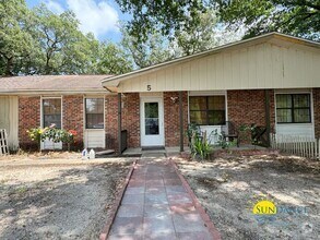 Building Photo - 950 Donleen St