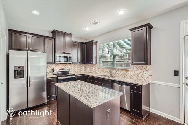 Foto del edificio - 3000 Clear View Ln