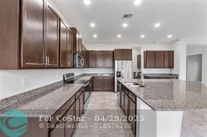 Foto del edificio - 14929 RedCove Pl
