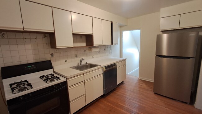 Building Photo - 855 Reverdy Rd