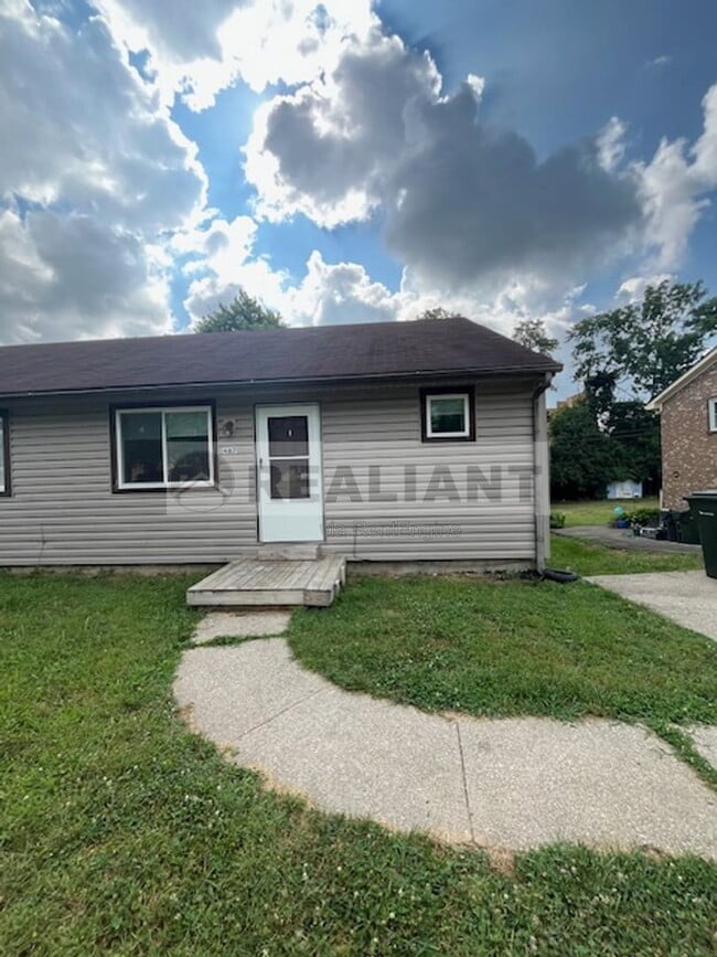 Building Photo - 487 Whispering Hills Dr