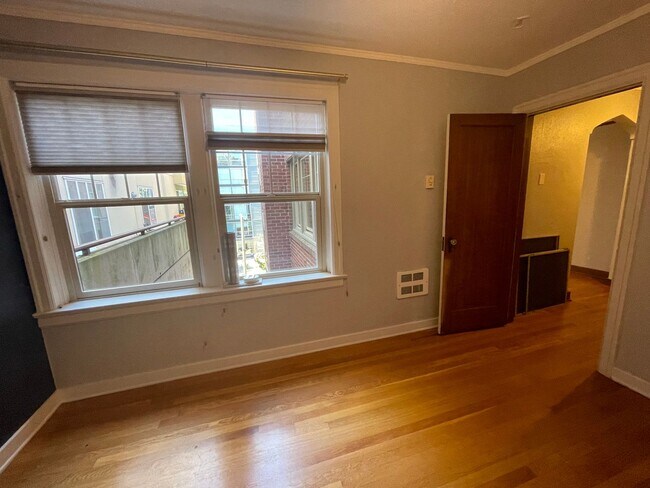 Foto del edificio - Queens Court Large Charming 1 Bedroom Available Now! Highly Desirable Queen Anne Location