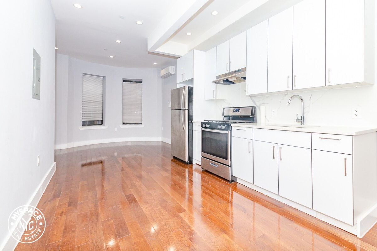 Primary Photo - 127 Moffat St