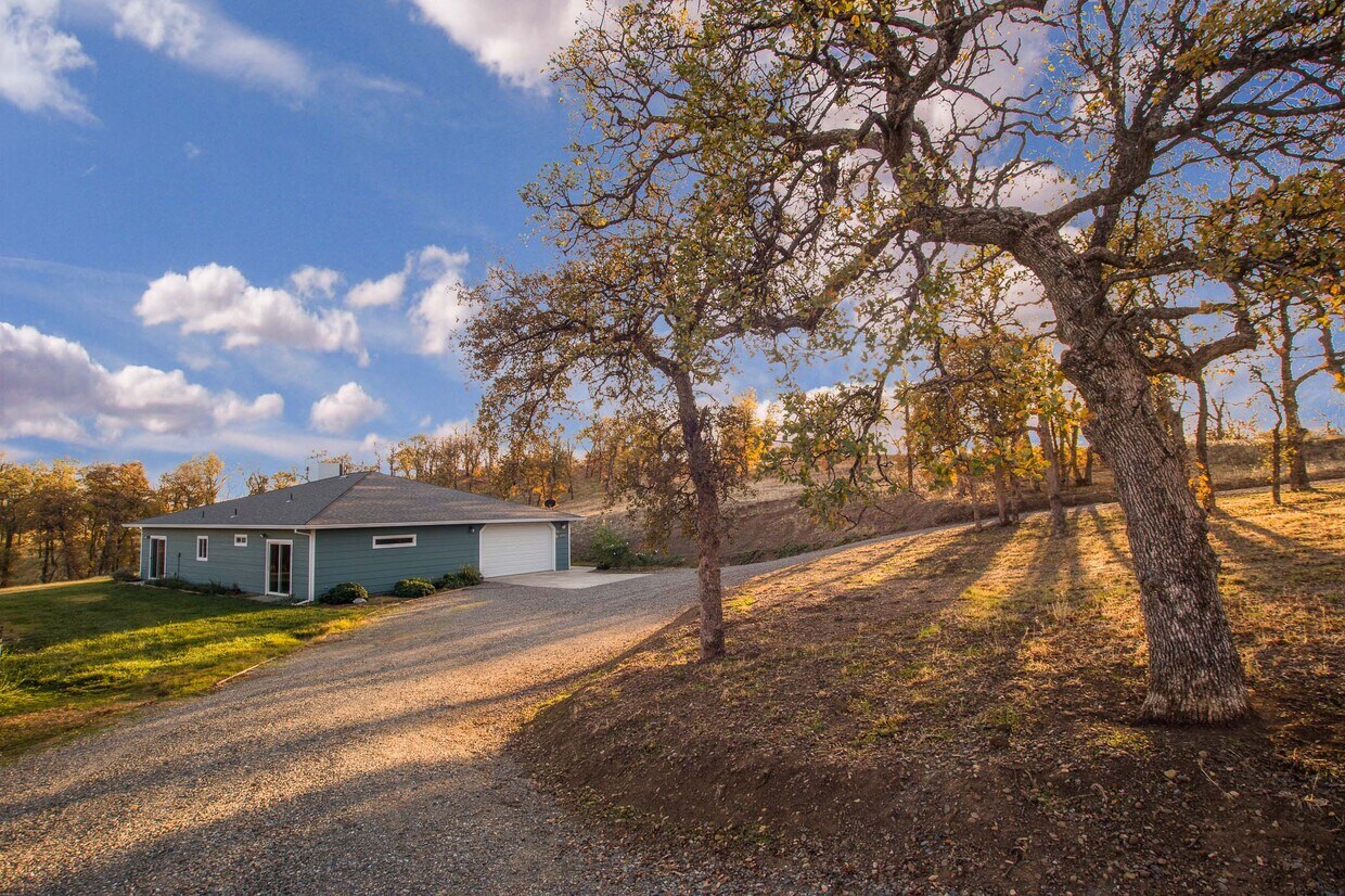 Primary Photo - 16080 Ranchero Dr