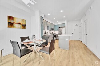 Building Photo - 635 Robinson Ave
