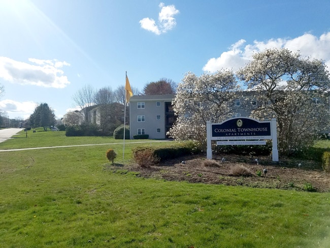 Entrada principal - Colonial Townhouse Apartments