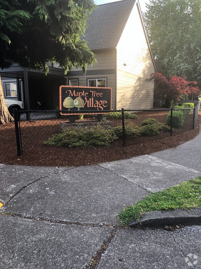 Building Photo - 852 SW Maple Tree Dr