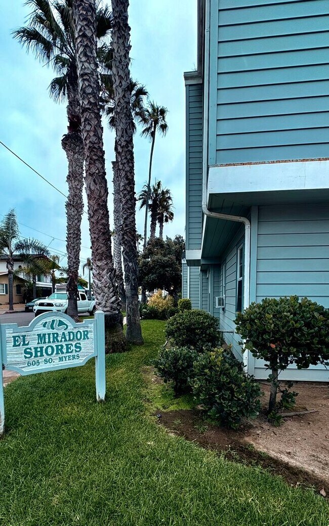 Foto del edificio - Cute 2 Bedroom Condo Steps Away from Endle...
