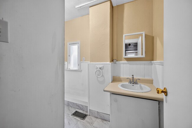 Building Photo - 2136 Lafayette St