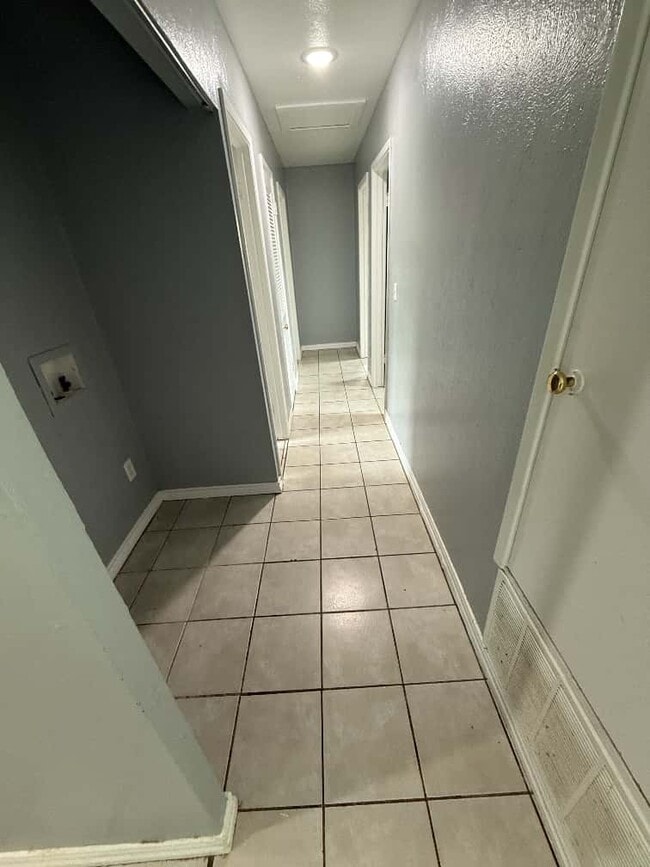 Building Photo - 2808 Park View Dr