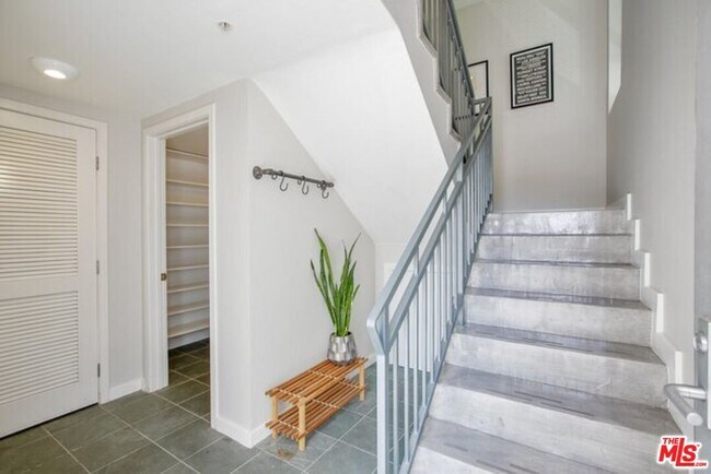 Foto del edificio - 2393 Silver Lake Blvd