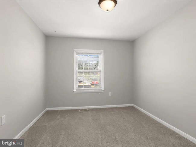 Building Photo - 9075 N Laurel Rd