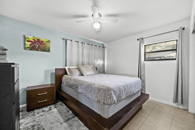 Building Photo - 735 SE 4th Ave