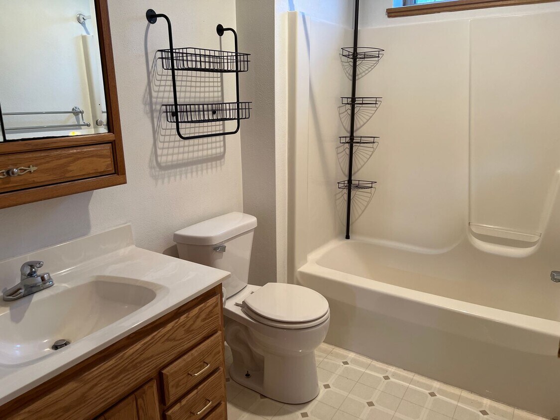 Foto principal - 732 Meadow Park Dr