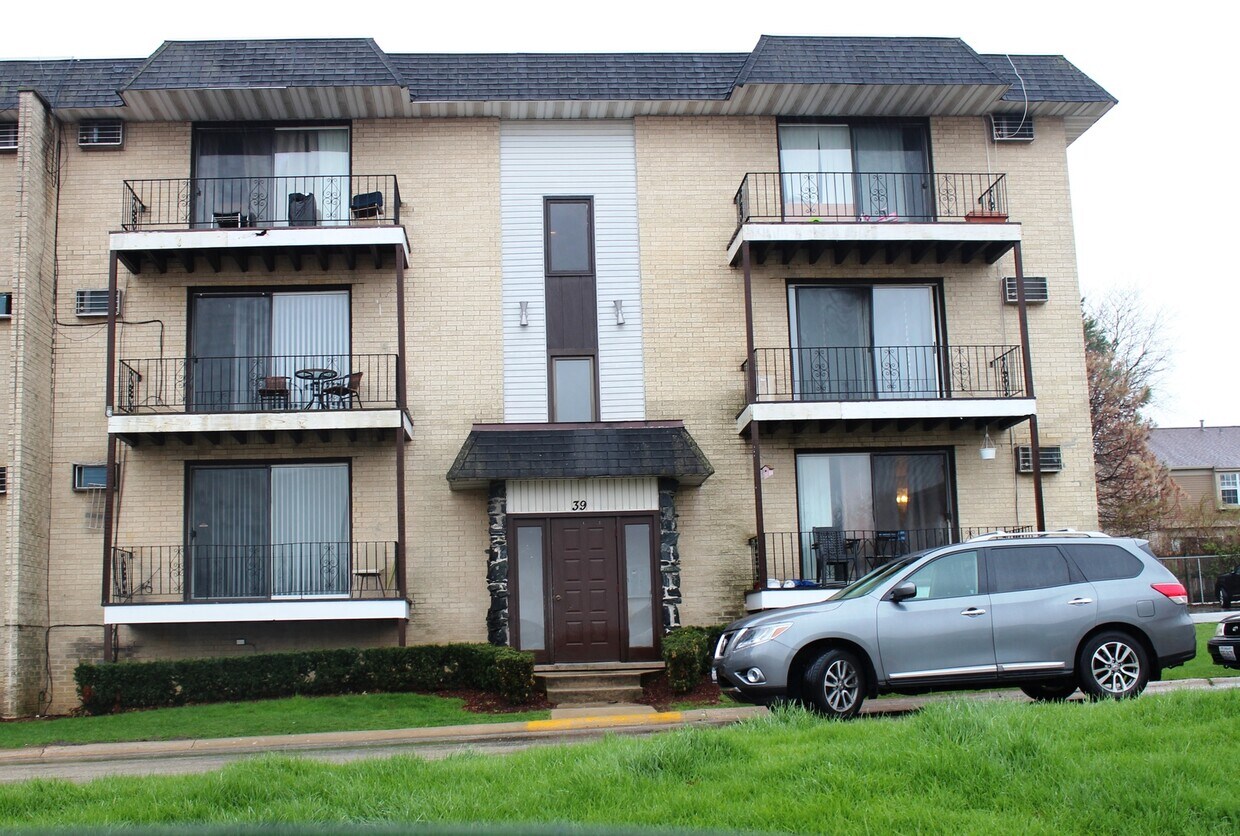 39 W 66th St Unit 4, Westmont, IL 60559 Condo for Rent in Westmont, IL
