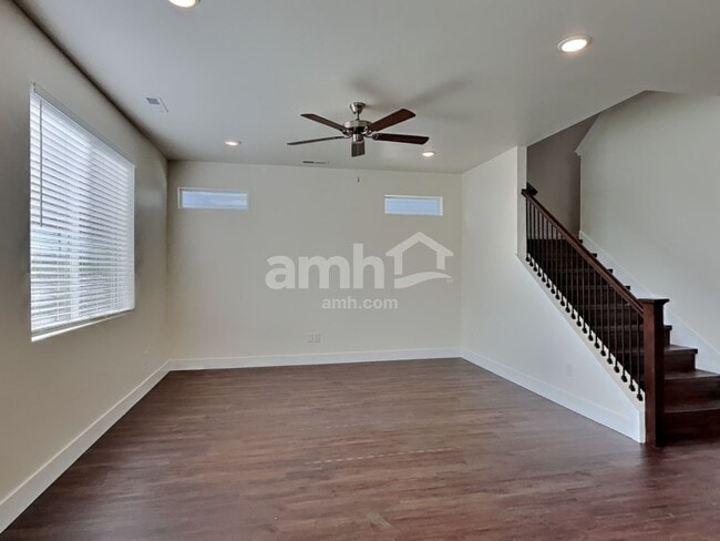 Building Photo - 1352 N Alderleaf Avenue