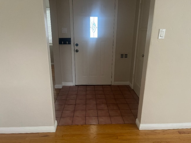 Building Photo - 502 Bryan Ave