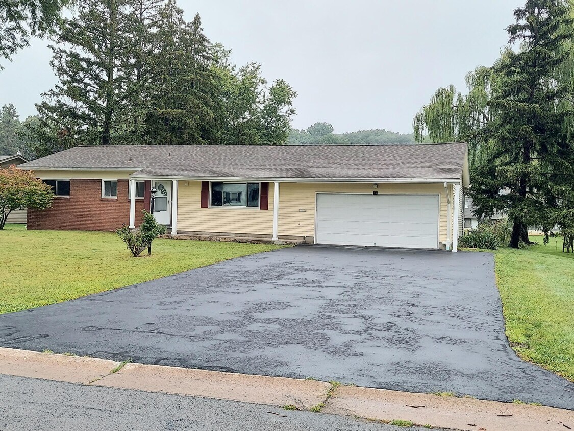 Primary Photo - 34 Spier Ave