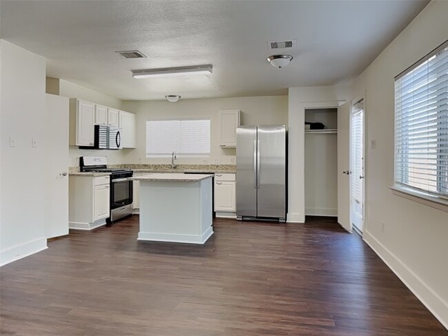 Building Photo - 26880 Hailey's Manor