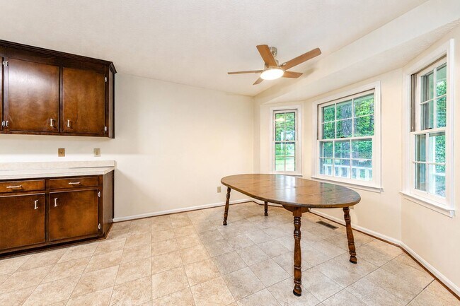 Foto del edificio - 4 bedrooms home on over 3 acres York county