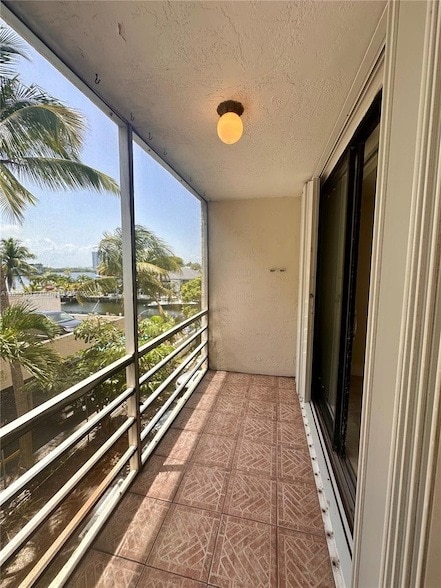 Foto del edificio - 2935 NE 163rd St