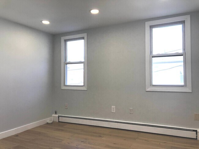 Building Photo - 374 Warburton Ave