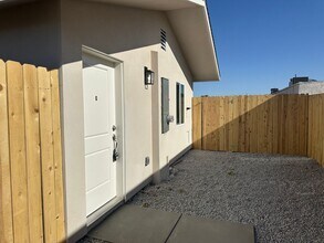 Building Photo - 916 W Perdew Ave