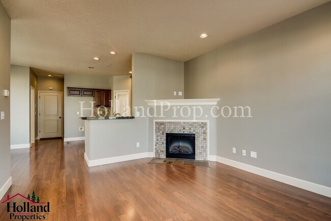 Building Photo - Charming 3-Bedroom End-Unit Townhouse in P...