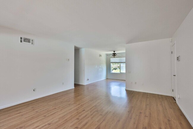 Foto del edificio - 6333 College Grove Way