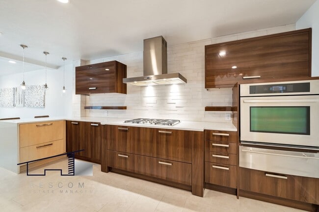 Building Photo - Fully Furnished Executive Home!