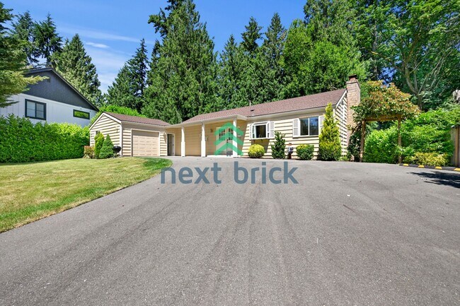 Foto del edificio - Expansive 4-Bedroom Sammamish Residence w/ Private Guest Suite & Included internet and landscaping.