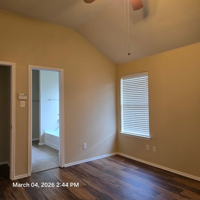 Primary in to bath - 3716 Hermalinda Dr