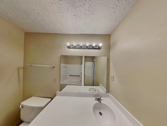Building Photo - 5697 Crestwood Dr