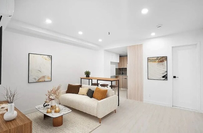 Foto del edificio - 243 E Broadway