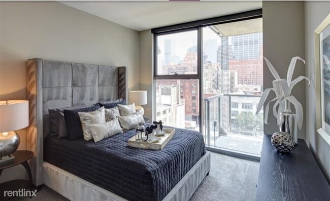 Building Photo - 3 br, 3 bath Apartment - 222 N Desplaines St