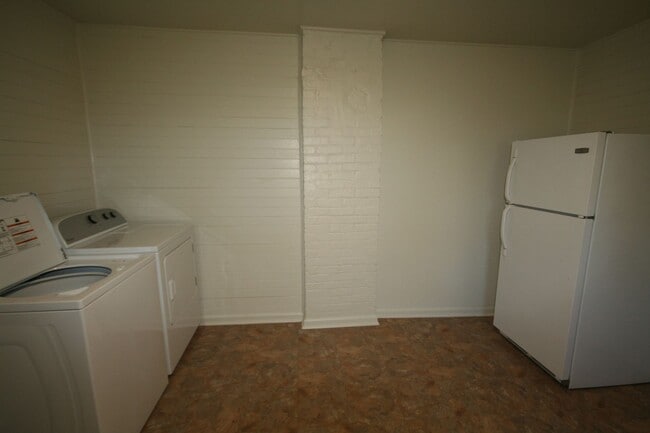 Building Photo - 1019 Sedgefield St