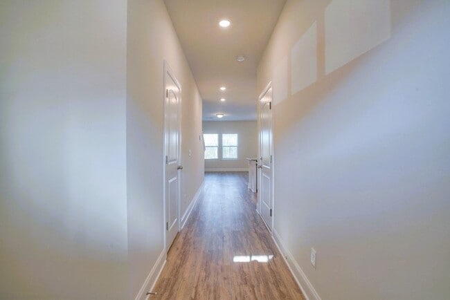 Building Photo - 1259 W End Station Dr