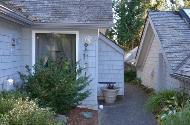 Building Photo - Cozy 2-Bedroom, 2-Bathroom Single-Family H...