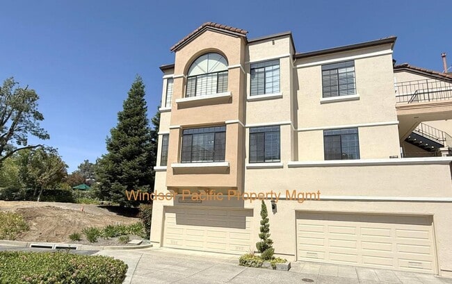 Building Photo - Beautiful Lakefront Condo Home With Specta...