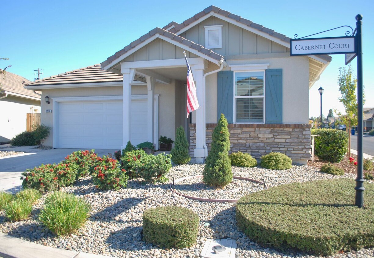 Primary Photo - Beautiful 3 Bedroom Home in The Vine Gated...