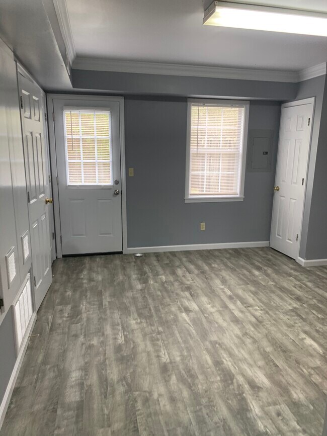 Foto del edificio - 105 Hines Blvd